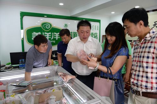 董事长张茂介绍说,工厂店经营的羊肉产品是从内蒙古直接进货,没有中间